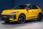 # Volkswagen T-Roc 2026: recorrido completo por su interior y exterior ## Introducción El Volkswagen T-Roc 2026 se presenta como una de las apuestas más sólidas de la marca alemana en el segmento de los SUV compactos. Con un diseño renovado, interiores más sofisticados y tecnología avanzada, este modelo busca atraer a conductores que desean un vehículo versátil, moderno y con estilo. El recorrido por su interior y exterior revela cómo Volkswagen ha logrado combinar elegancia, funcionalidad y rendimiento en un solo automóvil. ## Diseño exterior renovado El T-Roc 2026 destaca por un diseño exterior que combina deportividad y elegancia. Sus principales características incluyen: - Parrilla frontal más amplia con detalles cromados. - Faros LED de última generación con firma lumínica distintiva. - Carrocería compacta con líneas dinámicas y proporciones equilibradas. - Rines de aleación ligera de 18 y 19 pulgadas con acabado premium. - Colores exclusivos como azul metálico, gris grafito y blanco perla. Este diseño transmite modernidad y robustez, convirtiendo al T-Roc en un SUV que impone presencia tanto en ciudad como en carretera. ## Interior sofisticado y tecnológico El interior del Volkswagen T-Roc 2026 ha sido concebido para ofrecer comodidad y conectividad. Entre sus características más relevantes se encuentran: - Asientos ergonómicos tapizados en cuero o tela de alta calidad. - Pantalla central de 12 pulgadas con sistema Volkswagen Digital Cockpit. - Iluminación ambiental personalizable que crea un entorno elegante. - Sistema de climatización automático de doble zona. - Espacios de almacenamiento prácticos y capacidad de maletero ampliada. Este enfoque convierte al interior en un espacio pensado para el bienestar del conductor y los pasajeros, ofreciendo comodidad en cada trayecto. ## Tecnología avanzada El Volkswagen T-Roc 2026 integra innovaciones que mejoran la experiencia de conducción y seguridad. Entre ellas se destacan: - Sistema de asistencia a la conducción con control de crucero adaptativo. - Cámaras de 360 grados para facilitar maniobras en espacios reducidos. - Conectividad con Android Auto y Apple CarPlay inalámbrico. - Puertos USB-C y tomas de corriente para dispositivos electrónicos. - Integración con aplicaciones móviles para control remoto de funciones básicas. La combinación de estas tecnologías convierte cada viaje en una experiencia moderna y segura. ## Motorización eficiente El corazón del Volkswagen T-Roc 2026 es su gama de motores que combina potencia y eficiencia. Entre sus características más destacadas se incluyen: - Motores turboalimentados de gasolina y diésel con potencias entre 150 y 200 caballos de fuerza. - Opciones híbridas enchufables con autonomía eléctrica de hasta 70 kilómetros. - Transmisión automática DSG de siete velocidades. - Tracción delantera o integral 4Motion según versión. - Consumo optimizado para reducir emisiones y mejorar la eficiencia. Este equilibrio entre fuerza y sostenibilidad convierte al vehículo en una opción confiable para quienes buscan rendimiento y responsabilidad ambiental. ## Seguridad y protección La seguridad es uno de los pilares del Volkswagen T-Roc 2026. La marca ha incorporado sistemas de última generación para proteger a los usuarios: - Frenos de alto rendimiento con control electrónico de estabilidad. - Airbags frontales, laterales y de cortina de alta sensibilidad. - Asistente de frenado automático en situaciones de emergencia. - Sistema de alerta de colisión y mantenimiento de carril. - Estructura reforzada para mayor protección en impactos. Estos sistemas garantizan que cada interacción sea más segura, tanto en carretera como en ciudad. ## Experiencia de conducción El Volkswagen T-Roc 2026 ofrece una experiencia de conducción que combina comodidad y precisión. El vehículo responde de manera ágil en todas las condiciones, mientras que sus modos de personalización permiten ajustar el rendimiento según las preferencias del usuario. Desde un estilo más económico hasta uno orientado al desempeño dinámico, el T-Roc demuestra su versatilidad en cualquier terreno. ## Público objetivo El T-Roc 2026 está dirigido a un público diverso que busca un vehículo confiable y moderno. Entre los principales perfiles se encuentran: - Jóvenes profesionales que desean un SUV compacto y elegante. - Familias que buscan un modelo seguro y práctico para viajes largos. - Usuarios urbanos que valoran la movilidad sostenible y el diseño atractivo. - Amantes de la tecnología que desean un modelo con conectividad avanzada. ## Precio estimado El precio del Volkswagen T-Roc 2026 se sitúa en un rango competitivo dentro del segmento de SUV compactos. Se espera que el modelo base tenga un costo aproximado de 28,000 a 32,000 dólares, mientras que las versiones más equipadas podrían superar los 38,000 dólares. Este posicionamiento busca atraer tanto a clientes tradicionales como a nuevos compradores interesados en movilidad práctica y sostenible. ## Comparación con competidores En el mercado actual, el Volkswagen T-Roc 2026 compite con modelos como el Hyundai Kona, el Kia Sportage y el Peugeot 3008. Sin embargo, su combinación de diseño moderno, motor eficiente y precio competitivo lo diferencian claramente. Volkswagen ha logrado crear un vehículo que no solo cumple con las expectativas, sino que las supera en varios aspectos clave. ## Opiniones de expertos Especialistas en la industria automotriz han señalado que el Volkswagen T-Roc 2026 es un acierto estratégico de la marca. Consideran que este modelo no solo atraerá a los fanáticos de Volkswagen, sino también a nuevos clientes que buscan un SUV compacto con personalidad propia. Además, destacan que la incorporación de innovaciones tecnológicas y un diseño renovado es un paso importante hacia la diversificación de la movilidad familiar. ## Perspectivas futuras El Volkswagen T-Roc 2026 podría marcar el inicio de una nueva etapa para la marca en el segmento de SUV compactos. Con este modelo, Volkswagen demuestra que es posible mantener la tradición mientras se incorporan innovaciones tecnológicas. Analistas sugieren que el concepto abrirá camino a nuevas versiones que seguirán explorando la combinación de estilo clásico y modernidad. ## Conclusión El Volkswagen T-Roc 2026 es mucho más que un SUV compacto. Es una declaración de innovación y sofisticación que redefine la manera de viajar y disfrutar de la movilidad moderna. Con su diseño exterior renovado, interior centrado en la comodidad, motorización eficiente y sistemas de seguridad de última generación, se convierte en una opción única para quienes desean combinar confort y rendimiento. En un mundo donde la versatilidad y la experiencia son cada vez más valoradas, el T-Roc se presenta como el vehículo que marca el futuro de la movilidad contemporánea.