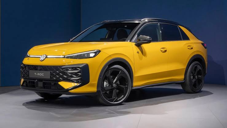# Volkswagen T-Roc 2026: recorrido completo por su interior y exterior ## Introducción El Volkswagen T-Roc 2026 se presenta como una de las apuestas más sólidas de la marca alemana en el segmento de los SUV compactos. Con un diseño renovado, interiores más sofisticados y tecnología avanzada, este modelo busca atraer a conductores que desean un vehículo versátil, moderno y con estilo. El recorrido por su interior y exterior revela cómo Volkswagen ha logrado combinar elegancia, funcionalidad y rendimiento en un solo automóvil. ## Diseño exterior renovado El T-Roc 2026 destaca por un diseño exterior que combina deportividad y elegancia. Sus principales características incluyen: - Parrilla frontal más amplia con detalles cromados. - Faros LED de última generación con firma lumínica distintiva. - Carrocería compacta con líneas dinámicas y proporciones equilibradas. - Rines de aleación ligera de 18 y 19 pulgadas con acabado premium. - Colores exclusivos como azul metálico, gris grafito y blanco perla. Este diseño transmite modernidad y robustez, convirtiendo al T-Roc en un SUV que impone presencia tanto en ciudad como en carretera. ## Interior sofisticado y tecnológico El interior del Volkswagen T-Roc 2026 ha sido concebido para ofrecer comodidad y conectividad. Entre sus características más relevantes se encuentran: - Asientos ergonómicos tapizados en cuero o tela de alta calidad. - Pantalla central de 12 pulgadas con sistema Volkswagen Digital Cockpit. - Iluminación ambiental personalizable que crea un entorno elegante. - Sistema de climatización automático de doble zona. - Espacios de almacenamiento prácticos y capacidad de maletero ampliada. Este enfoque convierte al interior en un espacio pensado para el bienestar del conductor y los pasajeros, ofreciendo comodidad en cada trayecto. ## Tecnología avanzada El Volkswagen T-Roc 2026 integra innovaciones que mejoran la experiencia de conducción y seguridad. Entre ellas se destacan: - Sistema de asistencia a la conducción con control de crucero adaptativo. - Cámaras de 360 grados para facilitar maniobras en espacios reducidos. - Conectividad con Android Auto y Apple CarPlay inalámbrico. - Puertos USB-C y tomas de corriente para dispositivos electrónicos. - Integración con aplicaciones móviles para control remoto de funciones básicas. La combinación de estas tecnologías convierte cada viaje en una experiencia moderna y segura. ## Motorización eficiente El corazón del Volkswagen T-Roc 2026 es su gama de motores que combina potencia y eficiencia. Entre sus características más destacadas se incluyen: - Motores turboalimentados de gasolina y diésel con potencias entre 150 y 200 caballos de fuerza. - Opciones híbridas enchufables con autonomía eléctrica de hasta 70 kilómetros. - Transmisión automática DSG de siete velocidades. - Tracción delantera o integral 4Motion según versión. - Consumo optimizado para reducir emisiones y mejorar la eficiencia. Este equilibrio entre fuerza y sostenibilidad convierte al vehículo en una opción confiable para quienes buscan rendimiento y responsabilidad ambiental. ## Seguridad y protección La seguridad es uno de los pilares del Volkswagen T-Roc 2026. La marca ha incorporado sistemas de última generación para proteger a los usuarios: - Frenos de alto rendimiento con control electrónico de estabilidad. - Airbags frontales, laterales y de cortina de alta sensibilidad. - Asistente de frenado automático en situaciones de emergencia. - Sistema de alerta de colisión y mantenimiento de carril. - Estructura reforzada para mayor protección en impactos. Estos sistemas garantizan que cada interacción sea más segura, tanto en carretera como en ciudad. ## Experiencia de conducción El Volkswagen T-Roc 2026 ofrece una experiencia de conducción que combina comodidad y precisión. El vehículo responde de manera ágil en todas las condiciones, mientras que sus modos de personalización permiten ajustar el rendimiento según las preferencias del usuario. Desde un estilo más económico hasta uno orientado al desempeño dinámico, el T-Roc demuestra su versatilidad en cualquier terreno. ## Público objetivo El T-Roc 2026 está dirigido a un público diverso que busca un vehículo confiable y moderno. Entre los principales perfiles se encuentran: - Jóvenes profesionales que desean un SUV compacto y elegante. - Familias que buscan un modelo seguro y práctico para viajes largos. - Usuarios urbanos que valoran la movilidad sostenible y el diseño atractivo. - Amantes de la tecnología que desean un modelo con conectividad avanzada. ## Precio estimado El precio del Volkswagen T-Roc 2026 se sitúa en un rango competitivo dentro del segmento de SUV compactos. Se espera que el modelo base tenga un costo aproximado de 28,000 a 32,000 dólares, mientras que las versiones más equipadas podrían superar los 38,000 dólares. Este posicionamiento busca atraer tanto a clientes tradicionales como a nuevos compradores interesados en movilidad práctica y sostenible. ## Comparación con competidores En el mercado actual, el Volkswagen T-Roc 2026 compite con modelos como el Hyundai Kona, el Kia Sportage y el Peugeot 3008. Sin embargo, su combinación de diseño moderno, motor eficiente y precio competitivo lo diferencian claramente. Volkswagen ha logrado crear un vehículo que no solo cumple con las expectativas, sino que las supera en varios aspectos clave. ## Opiniones de expertos Especialistas en la industria automotriz han señalado que el Volkswagen T-Roc 2026 es un acierto estratégico de la marca. Consideran que este modelo no solo atraerá a los fanáticos de Volkswagen, sino también a nuevos clientes que buscan un SUV compacto con personalidad propia. Además, destacan que la incorporación de innovaciones tecnológicas y un diseño renovado es un paso importante hacia la diversificación de la movilidad familiar. ## Perspectivas futuras El Volkswagen T-Roc 2026 podría marcar el inicio de una nueva etapa para la marca en el segmento de SUV compactos. Con este modelo, Volkswagen demuestra que es posible mantener la tradición mientras se incorporan innovaciones tecnológicas. Analistas sugieren que el concepto abrirá camino a nuevas versiones que seguirán explorando la combinación de estilo clásico y modernidad. ## Conclusión El Volkswagen T-Roc 2026 es mucho más que un SUV compacto. Es una declaración de innovación y sofisticación que redefine la manera de viajar y disfrutar de la movilidad moderna. Con su diseño exterior renovado, interior centrado en la comodidad, motorización eficiente y sistemas de seguridad de última generación, se convierte en una opción única para quienes desean combinar confort y rendimiento. En un mundo donde la versatilidad y la experiencia son cada vez más valoradas, el T-Roc se presenta como el vehículo que marca el futuro de la movilidad contemporánea.